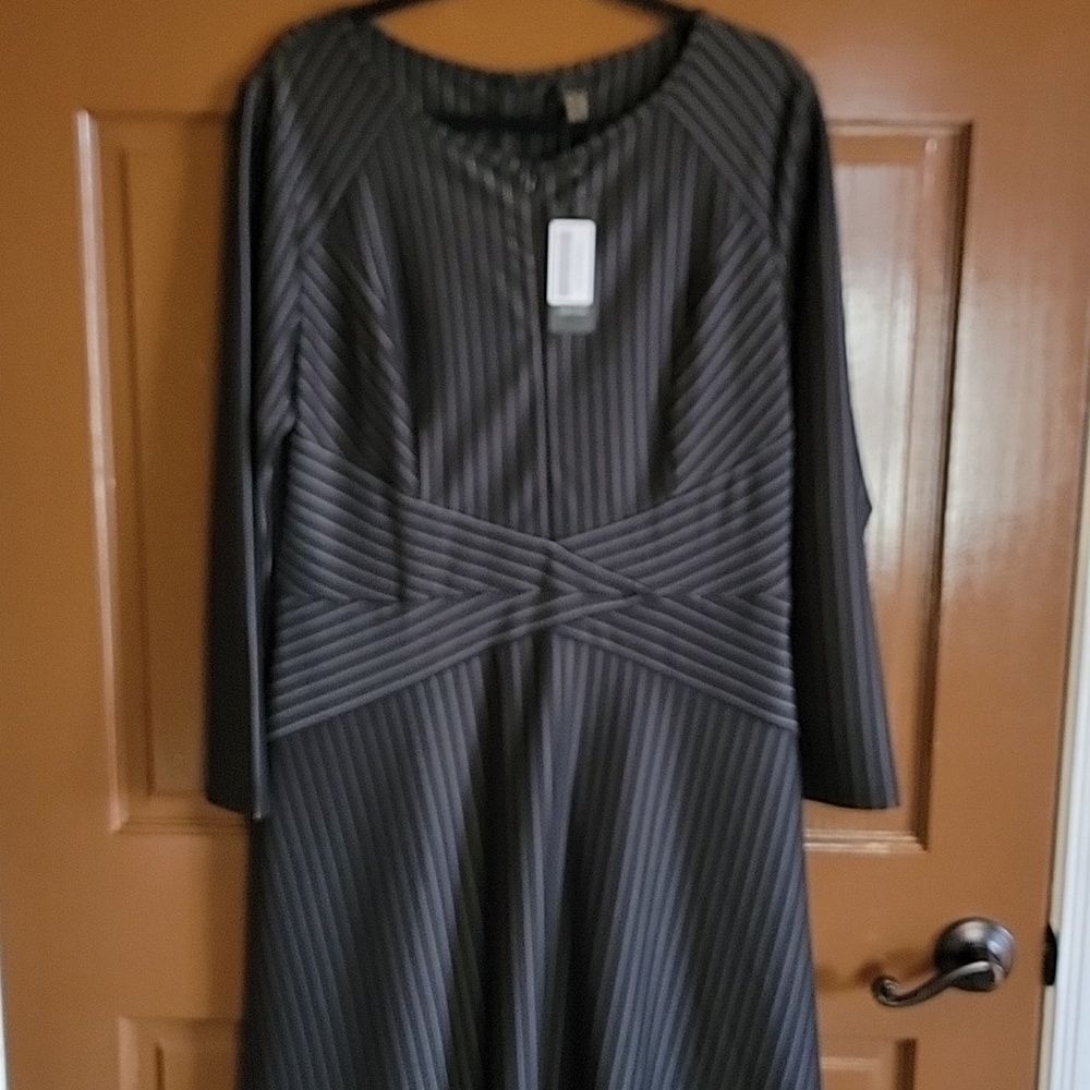 vfshow-Blk/white long sleeved A line pin striped dress Size XXL. NWT.